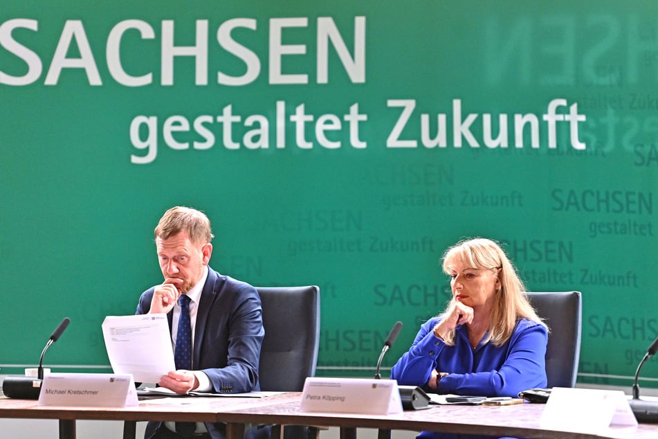 Die Umsetzung der Empfehlungen wird für die Staatsspitze (Michael Kretschmer, 50, l.) und Stellvertreterin Petra Köppin (67, SPD) nicht einfach.