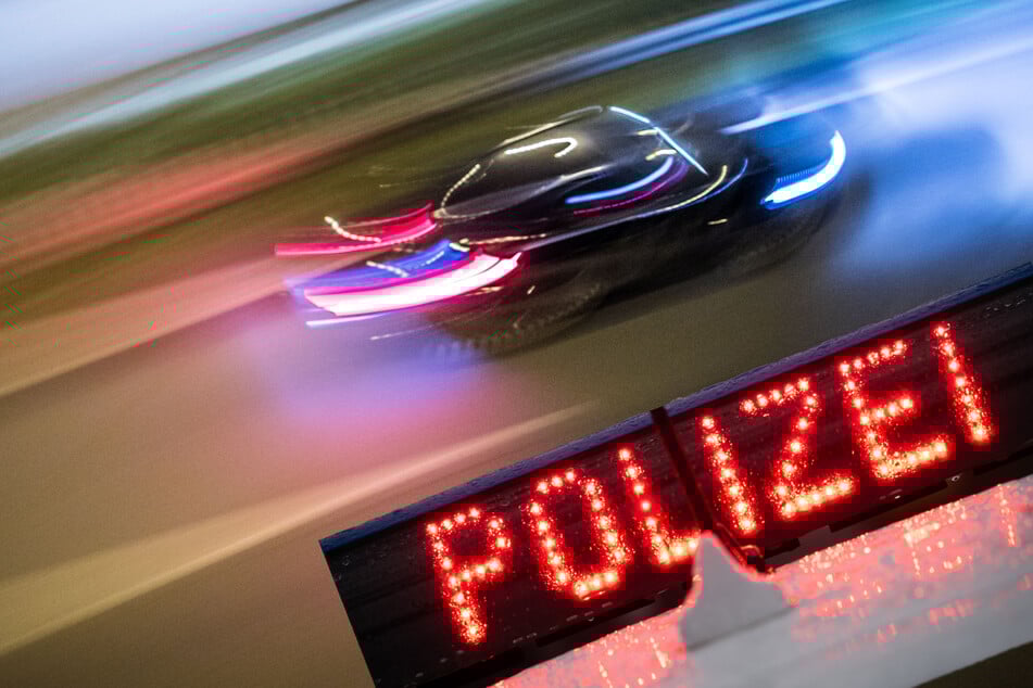 30-Jähriger brettert mit 190 durch 80er-Zone und tauscht Sitz mit Beifahrer