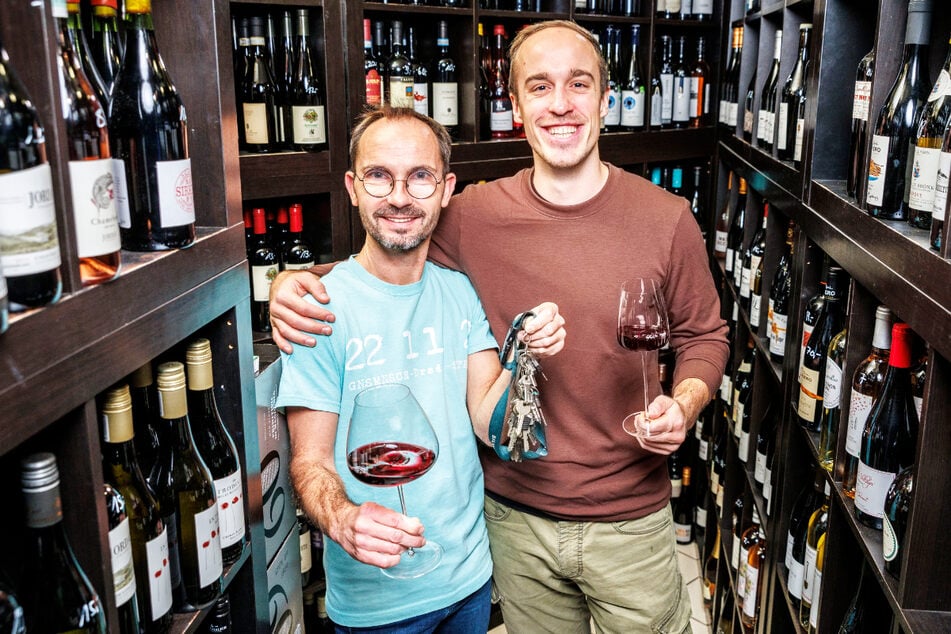 Eine Ära geht zu Ende: Silvio Nitzsche (49, l.) übergibt nach 16 Jahren zum Februar 2024 seine WeinKulturBar an Patrick Nitsche (28). Dieser ist Sommelier und Sommeliermeister, stammt aus dem Badischen und arbeitet hier bereits seit einem Jahr.