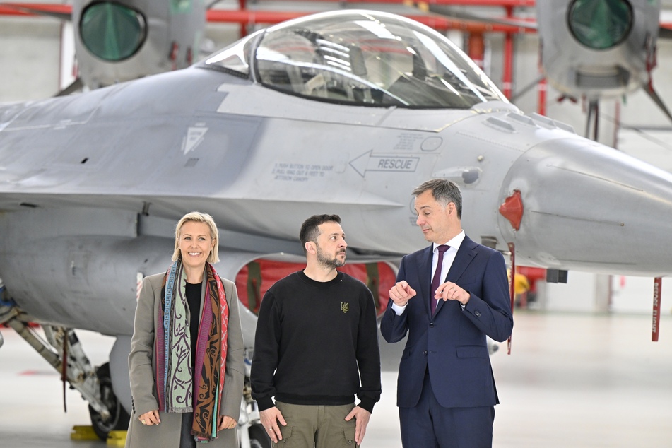 Der belgische Premierminister Alexander De Croo (48, r.) hat dem ukrainischen Präsidenten Wolodymyr Selenskyj (46) insgesamt 30 Kampfjets vom Typ F-16 in Aussicht gestellt.