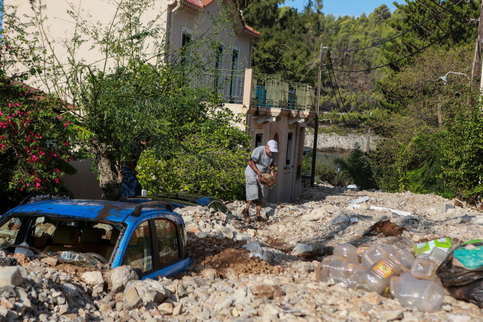 Ein Mann räumt in Kefalonia Steine aus dem Weg.