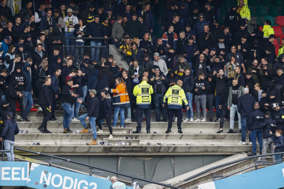 Die Vitesse-Fans stehen vor dem eingestürzten Teil der Tribüne. Verletzt hat sich zum Glück niemand.