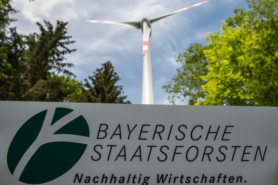 Der Plan der Regierung im Altöttinger Forst weitere Windräder aufzustellen, stößt bei den Bürgern auf Widerstand.