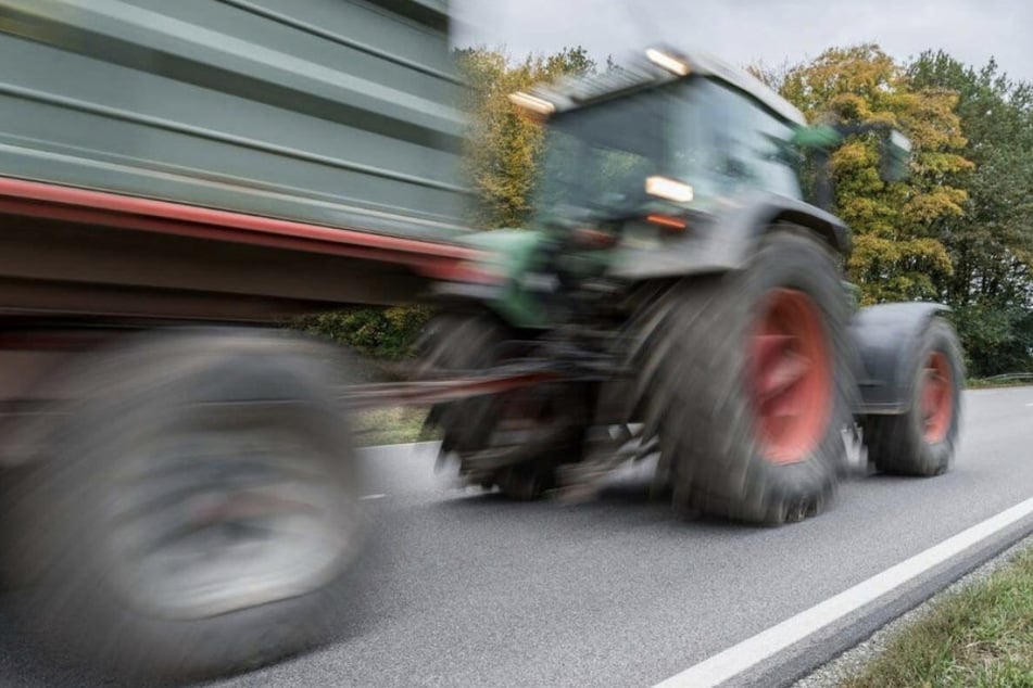 Traktor-Fahrer baut Unfall im Dunkeln und sorgt für Stromausfall