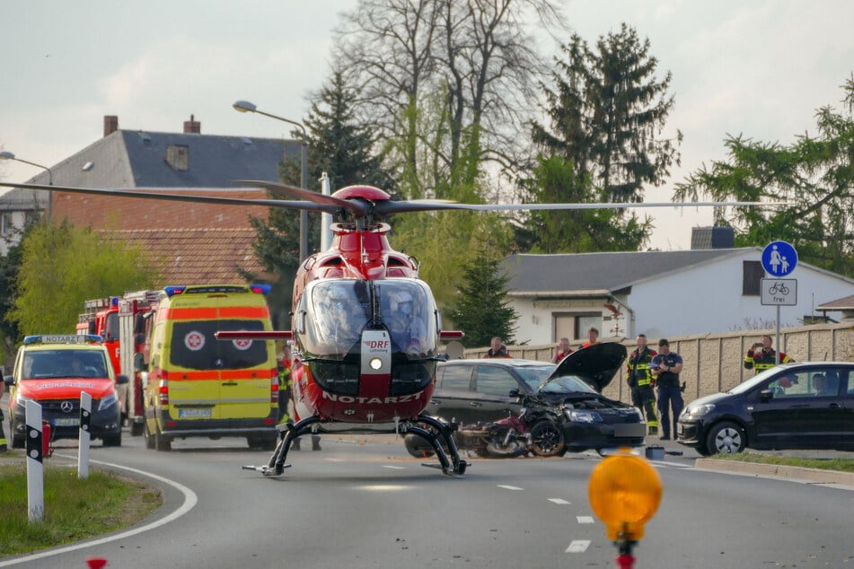 Ein Rettungshubschrauber flog den schwer verletzten Biker in ein Krankenhaus.