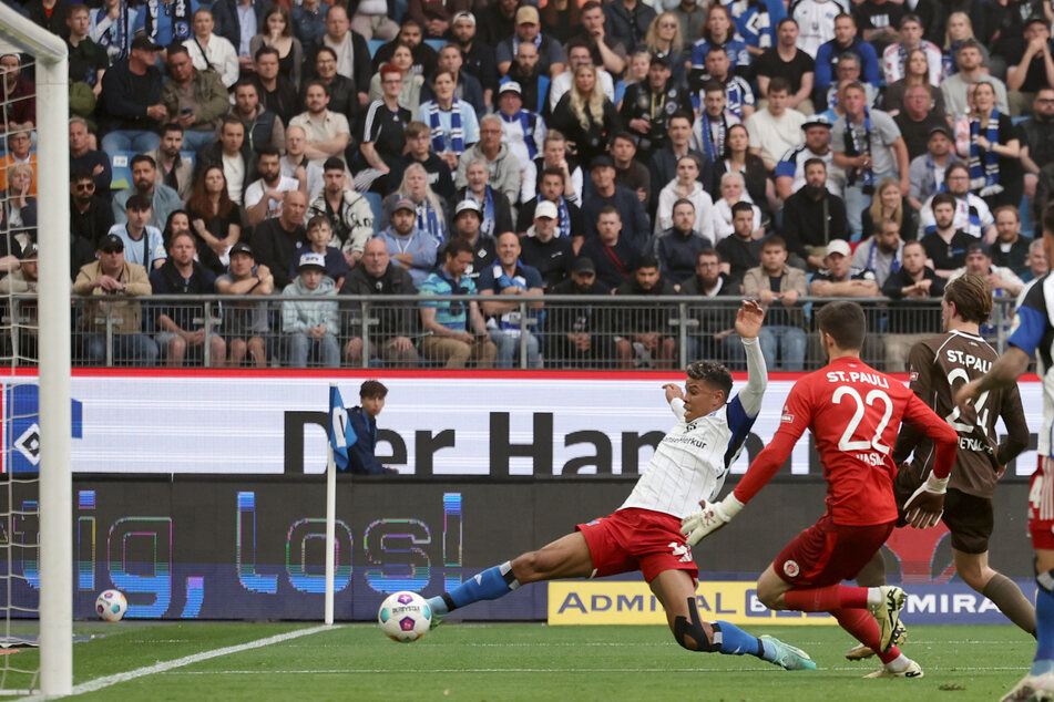 HSV-Angreifer Ransford-Yeboah Königsdörffer (l.) scheitert nach einem langen Ball am Pfosten.