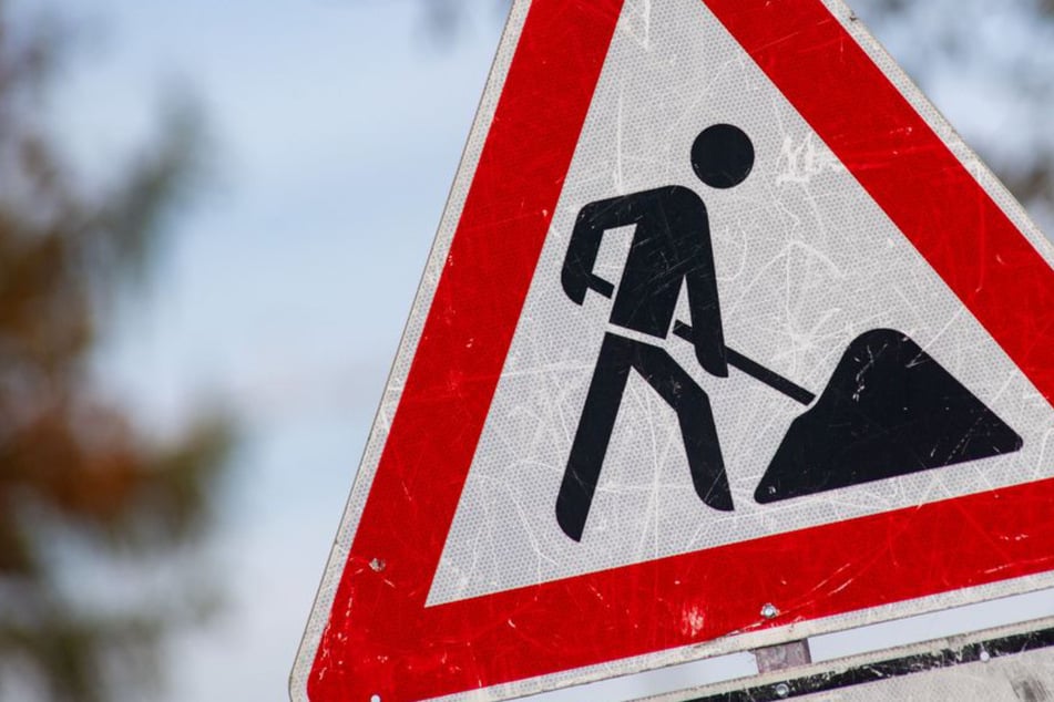 Schwerer Unfall auf Baustelle: Stein stürzt von Kran herab und tötet Arbeiter