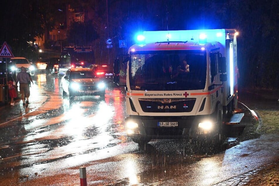 Der Rettungsdienst unterstützte die Evakuierung der Lampionfahrt am Gäubodenfest.