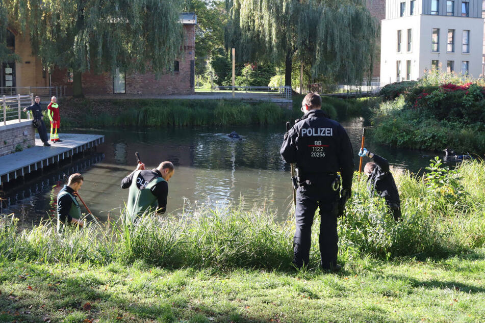 Polizeitaucher suchen am 7. Oktober in einem Teich in Luckenwalde nach Milina K. Da die 22-Jährige weiterhin verschwunden bleibt, hat die Staatsanwaltschaft nun Ermittlungen wegen eines Tötungsdelikts eingeleitet.