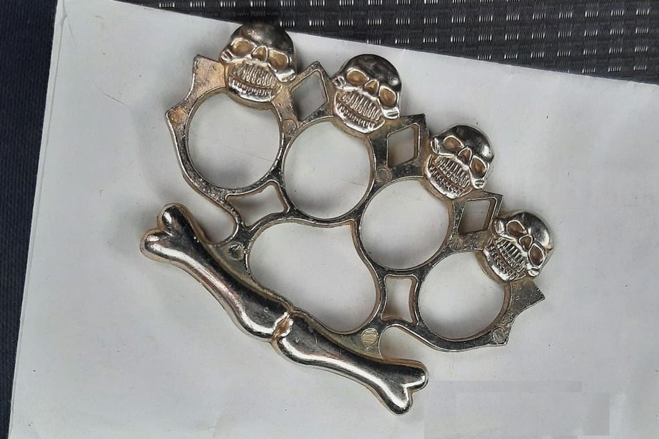 Der Schlagring wurde im Handschuhfach des Fahrzeugs des 21-Jährigen gefunden.