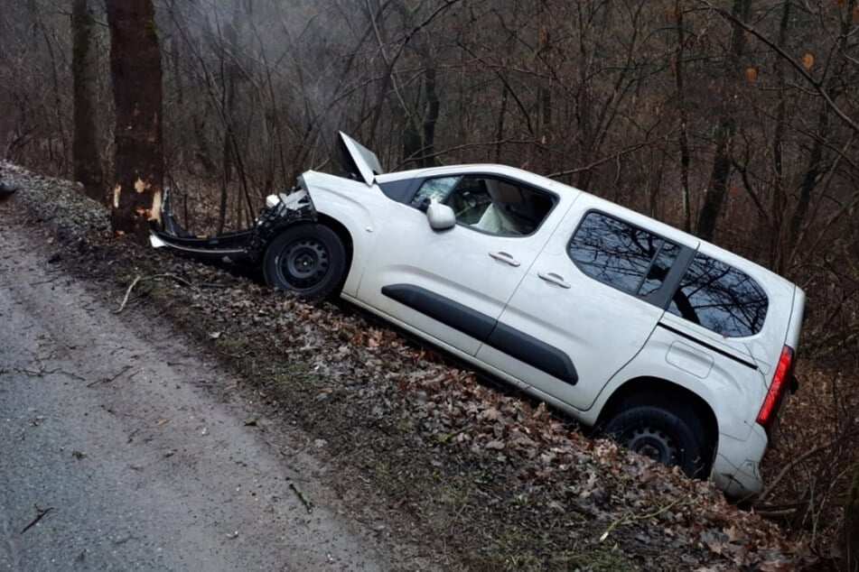 Baum-Crash in Zwickau: Opel-Fahrerin verletzt