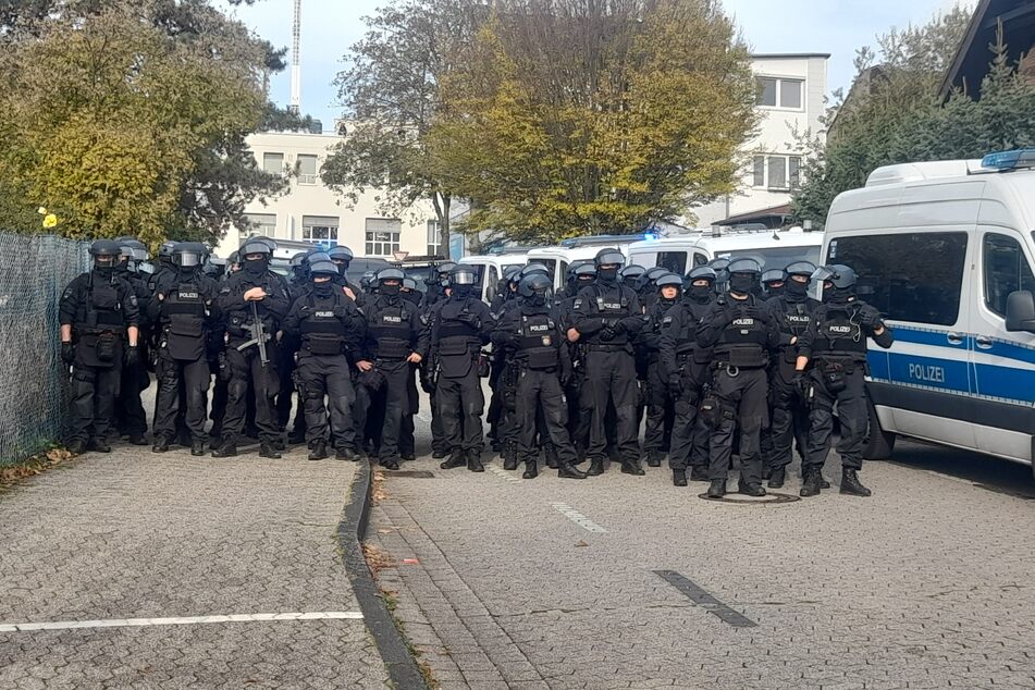 Die Polizei war am Mittwoch mit zahlreichen Kräften zu der Realschule ausgerückt.