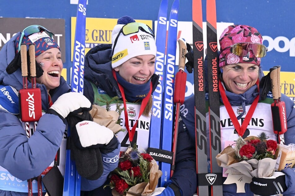 Ende gut, alles gut: Nachdem sie versorgt wurde und etwas aufgetaut war, strahlte Jessie Diggins (l.) vom Podium.