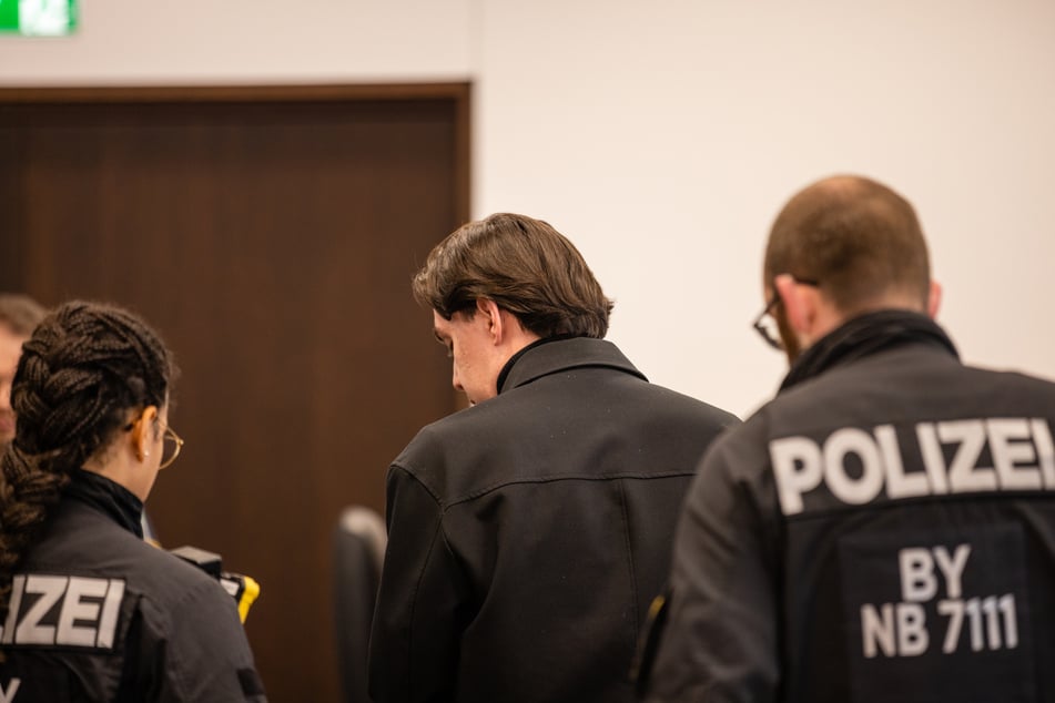 Der Angeklagte wurde von seinem Vater und Bruder bei der Tat begleitet.