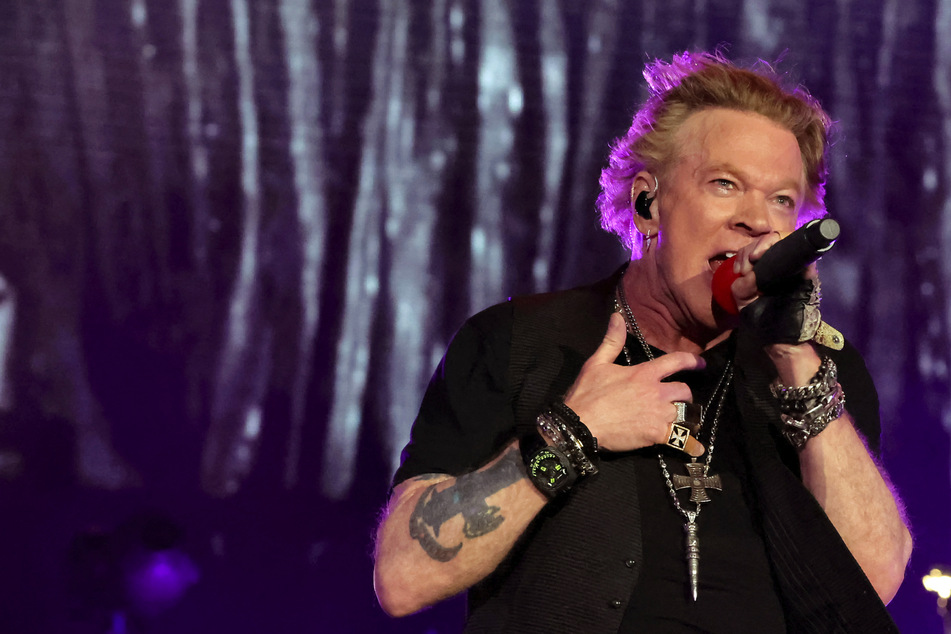 Blutiges "Guns n' Roses"-Konzert: Sänger wirft Mikro in Menge und trifft Fan ins Gesicht!