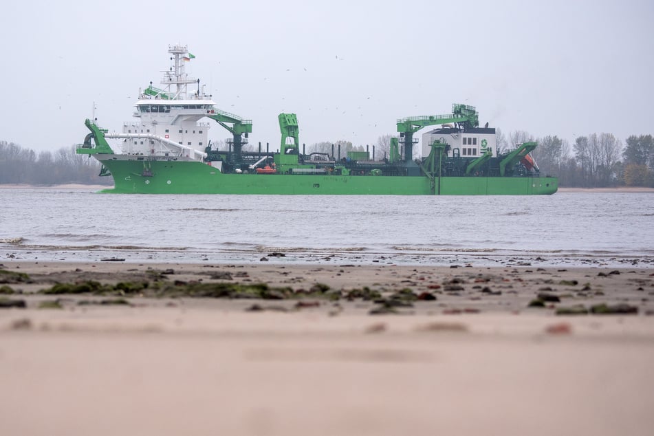Das Baggerschiff "Bonny River" fährt auf der Elbe.