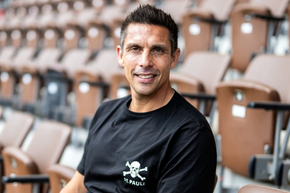 St.-Pauli-Coach Marcel Rapp (47) testet mit seiner neuen Mannschaft in der Saison-Vorbereitung gegen Kickers Emden.