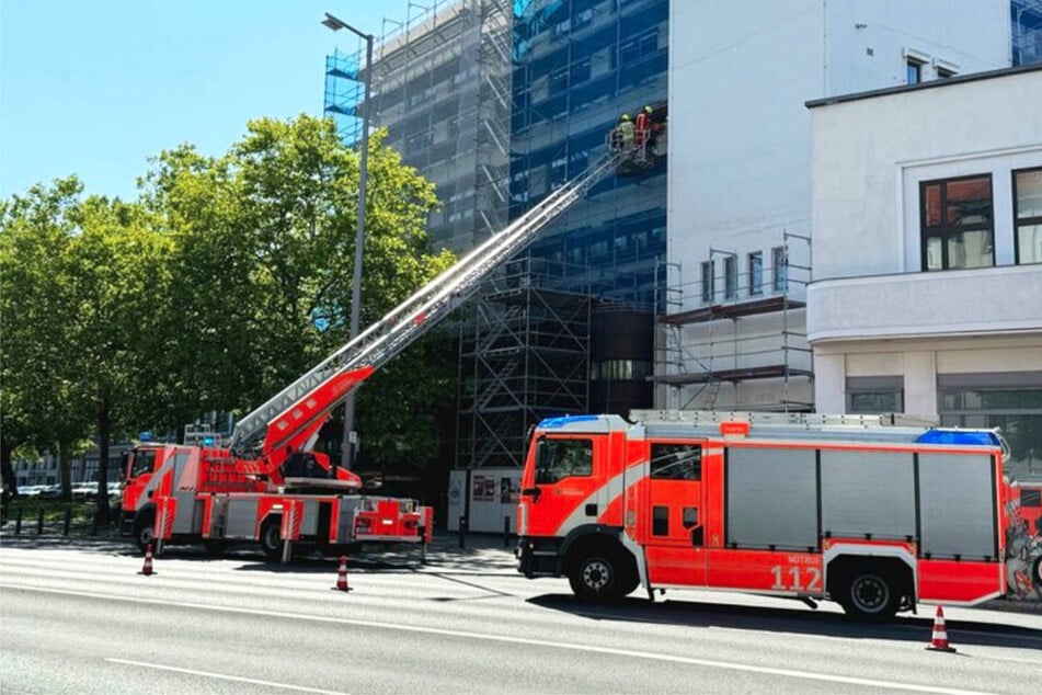 Berlin: Notfall in luftiger Höhe: Schwer verletzte Person auf Baugerüst