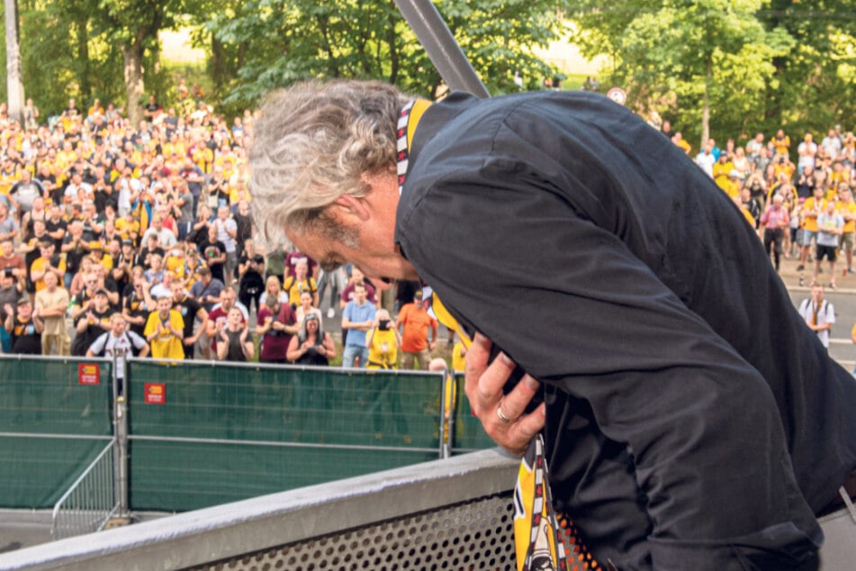Ralf Minge verneigt sich vor den Fans, die ihr Idol zum Abschied noch einmal huldigten.