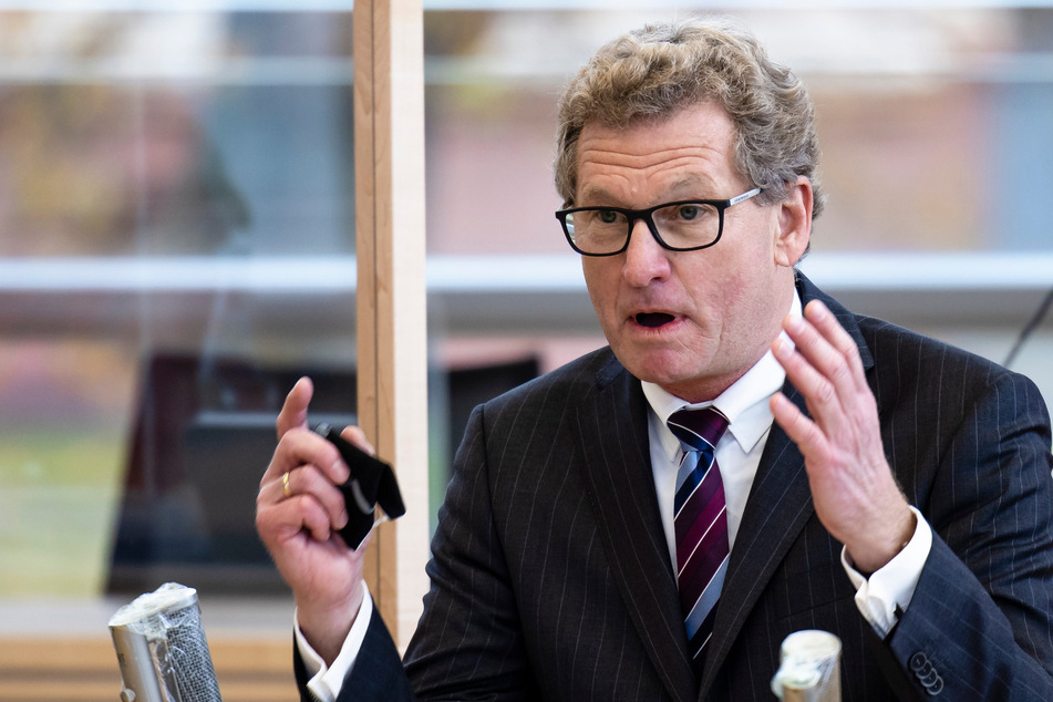 Bernd Buchholz (59, FDP), Minister für Wirtschaft, Verkehr, Arbeit, Technologie und Tourismus, spricht im Landtag.