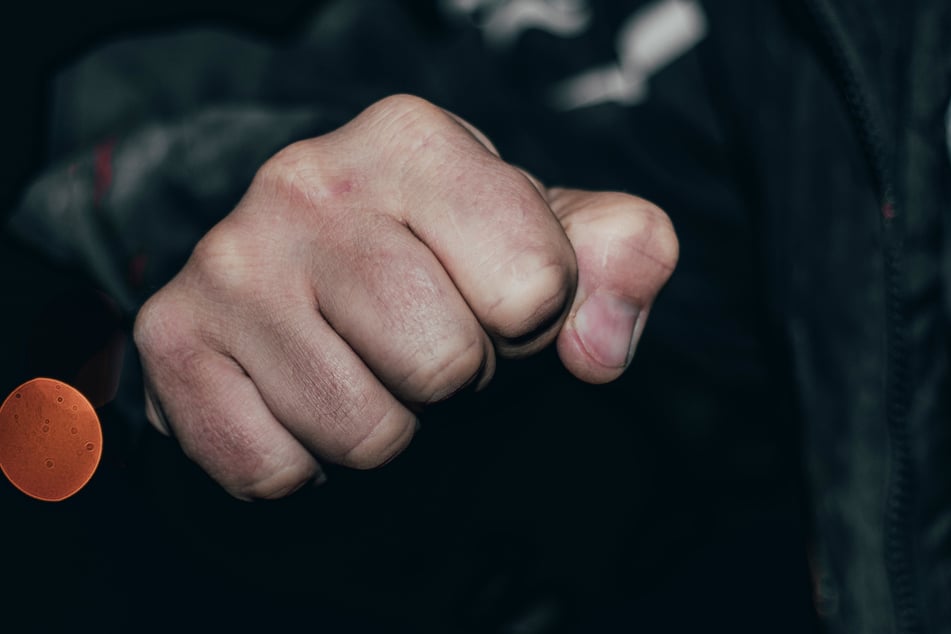 Die Gruppe prügelte brutal auf den 21-Jährigen ein. (Symbolfoto)