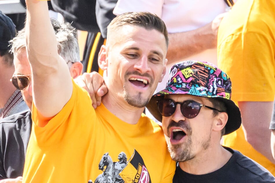 Nicht nur der Aufstiegskampf kostete Kraft, auch die Feierlichkeiten waren für Thomas Stamm (r.) und seine Spieler - wie hier Stefan Kutschke - anstrengend.
