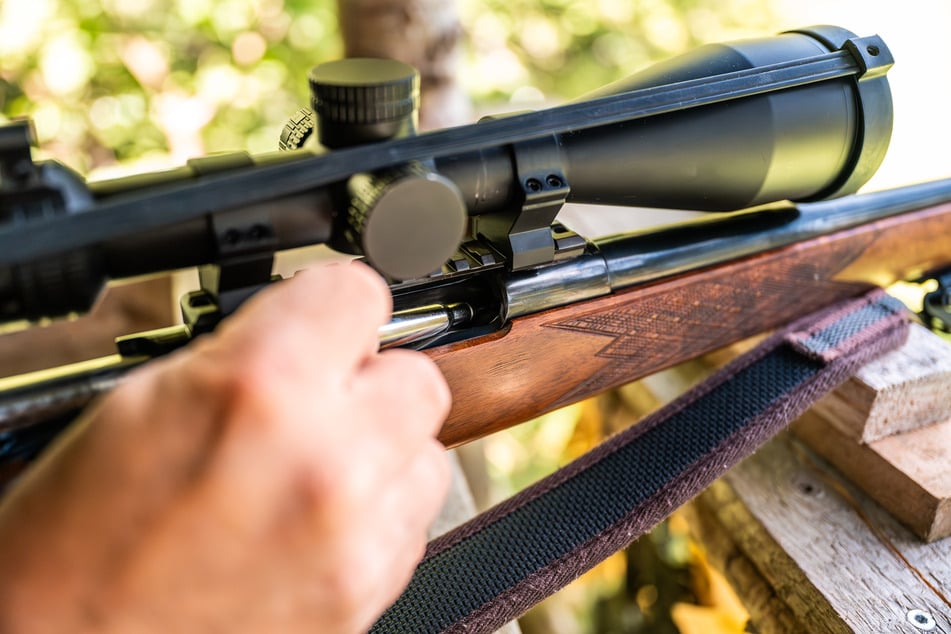 Ein Jäger möchte einen Hochsitz verlassen. Sein Gewehr fällt zu Boden und es löst sich ein Schuss - mit schweren Folgen. (Symbolbild)