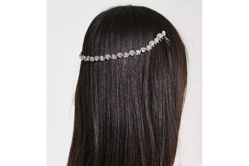 Für extravagante Auftritte sorgt dieses Accessoire, mit dem sich viele Silvesterfrisuren kreieren lassen.