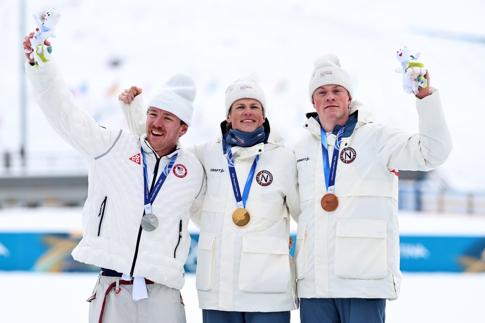 Das Podest beim Langlauf-Sprint am Dienstag: Johannes Høsflot Klæbo (29, M.), Ben Ogden (26, l.) und Oskar Opstad Vike (24) hatten nach Ansicht Finnlands einen unfairen Vorteil.