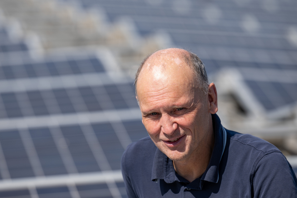 Matthias Gehling, Vorstandsmitglied der Energiegenossenschaft Leipzig, an der Photovoltaikanlage auf dem Dach des Hupfeld Centers.