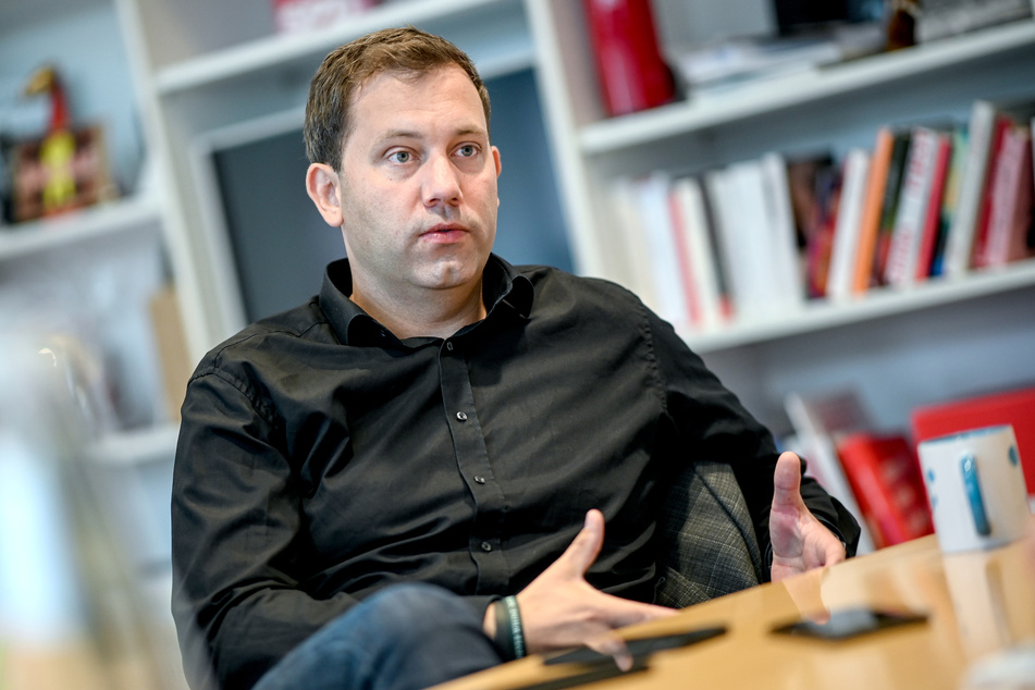 SPD-Generalsekretär Lars Klingbeil (43) übt schwere Kritik am Corona-Krisenmanagement der Union.
