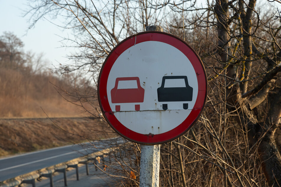 Da ein 62-Jähriger ein Überholverbot ignorierte, kam es in Niedersachsen zu einem schweren Unfall. (Symbolbild)