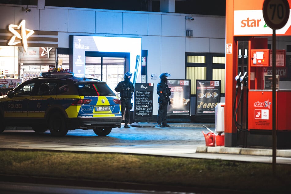 Die Polizei sicherte die Star-Tankstelle ab.