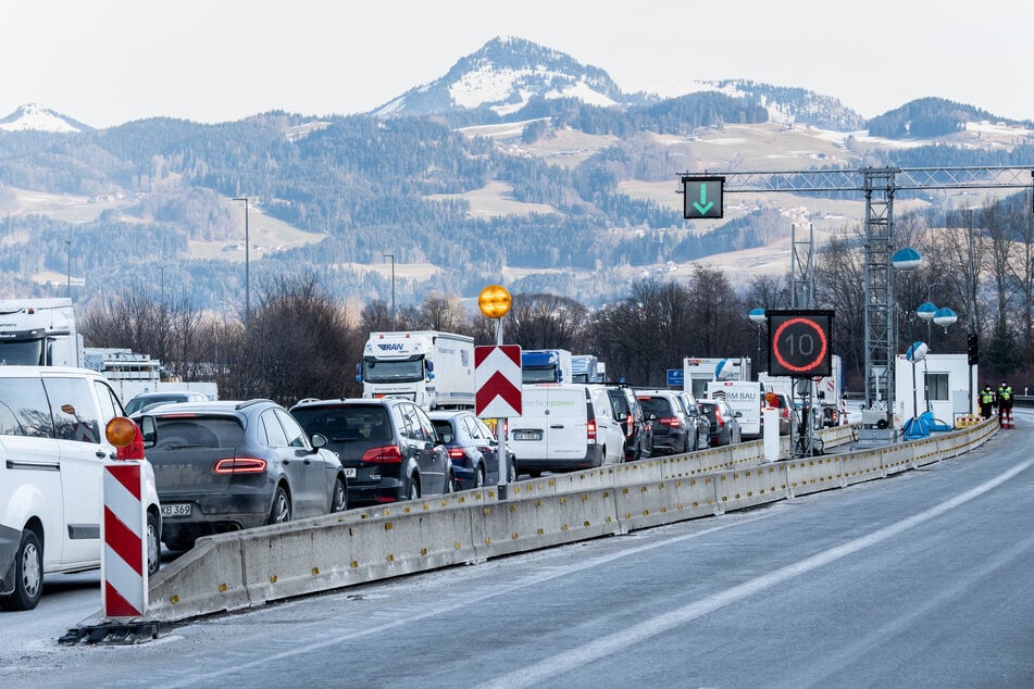 Deutschland lässt an der Grenze zu Tirol noch mindestens bis Ende März Grenzkontrollen durchführen, dem österreichischen Bundesland gefällt das offenbar gar nicht.