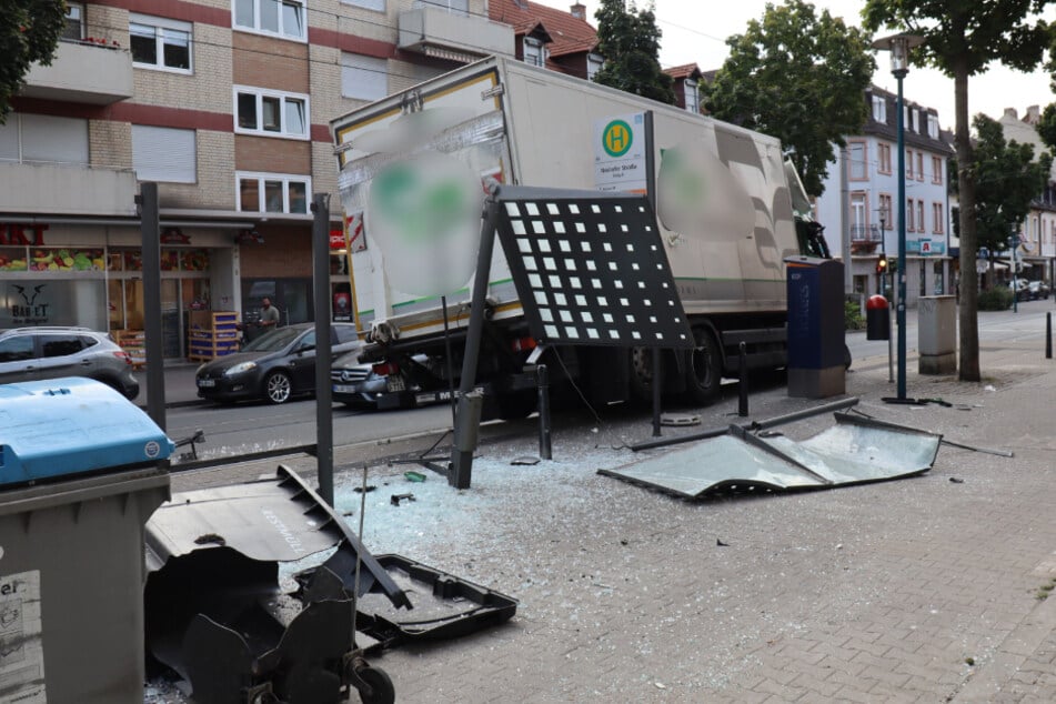 Der Lkw zerstörte die Haltestelle komplett.