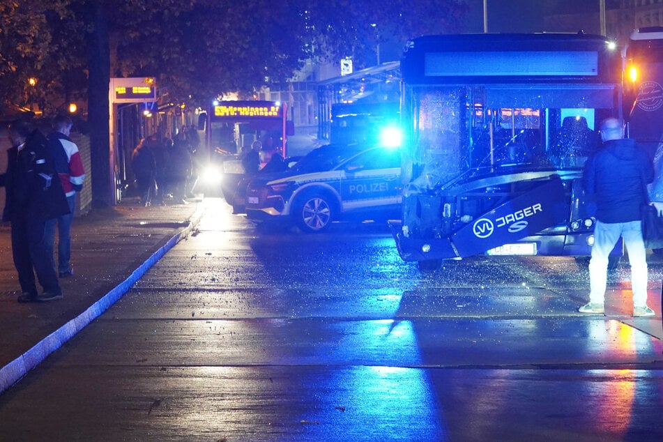 Unfall mit drei Bussen am ZOB in Ludwigsburg: Fahrer schwer verletzt