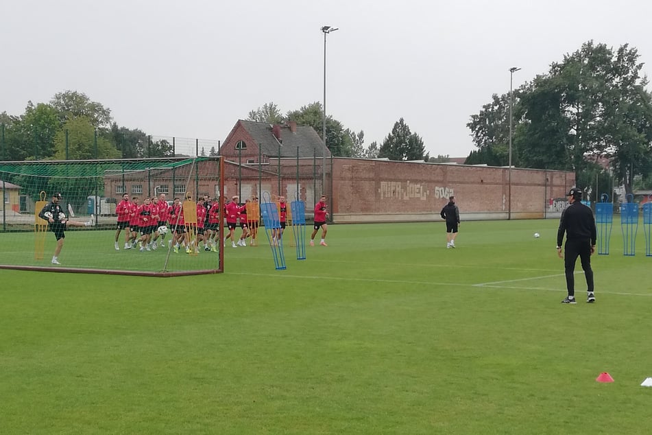 Energie-Trainer "Pelé" Wollitz (59, r.) kann bis auf Timmy Thiele aus dem Vollen schöpfen, muss mögliche Härtefälle gut moderieren.