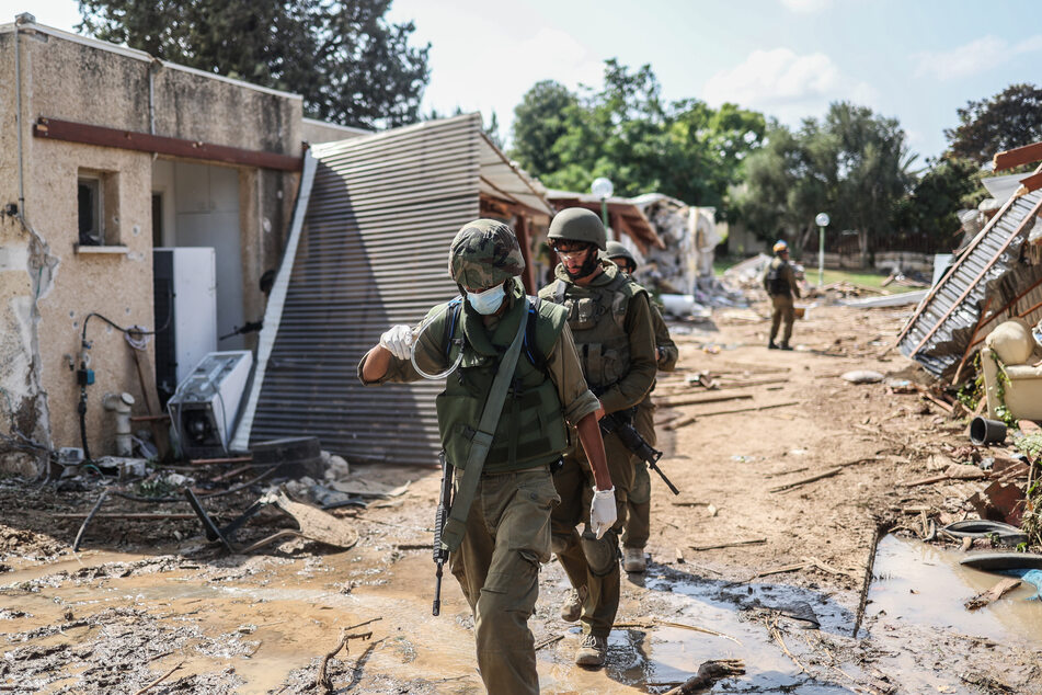 Israelische Streitkräfte bergen die Leichen israelischer Bewohner aus einem zerstörten Haus. Für einen geregelten Schulbetrieb sei es noch zu früh.