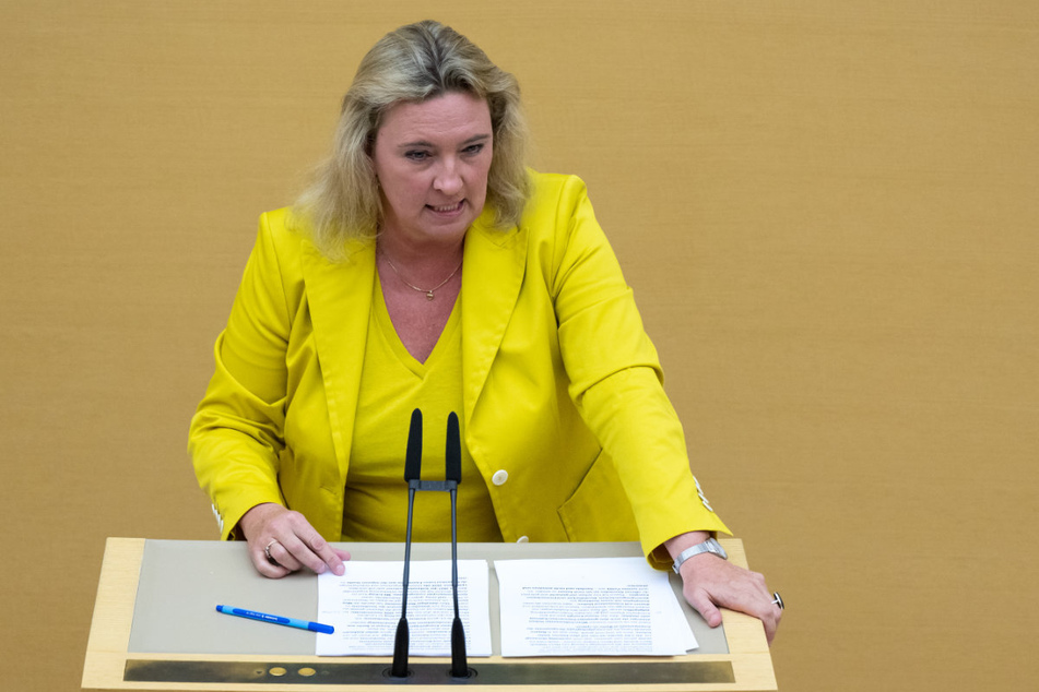 Die frühere Verkehrsministerin Kerstin Schreyer (51) soll am Dienstag im Untersuchungsausschuss Licht ins Dunkel bringen.