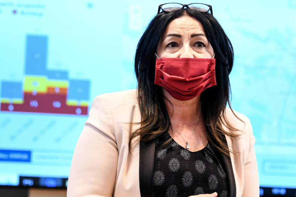 Dilek Kalayci (SPD), Senatorin für Gesundheit, Pflege und Gleichstellung des Landes Berlin, besucht das Lagezentrum des Gesundheitsamtes Mitte.