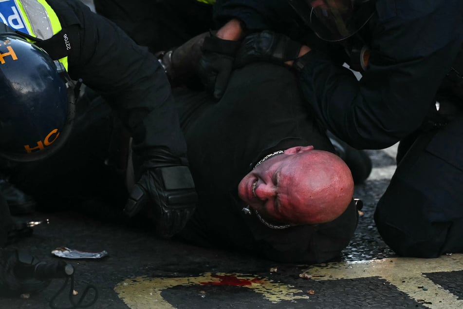 Mehrere Demonstranten wurden von der Polizei festgenommen.