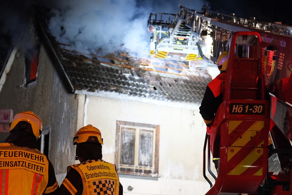 Feuerwehr-Einsatz im südhessischen Odenwald: In der Gemeinde Höchst stand ein Wohnhaus in Flammen.