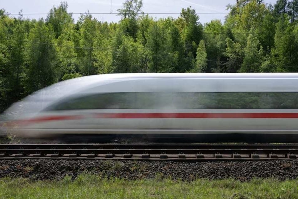 Ein Arbeiter arbeitet an einer Bahnstrecke, als ein Zug herannaht. Der Mann wird tödlich verletzt. (Symbolbild)