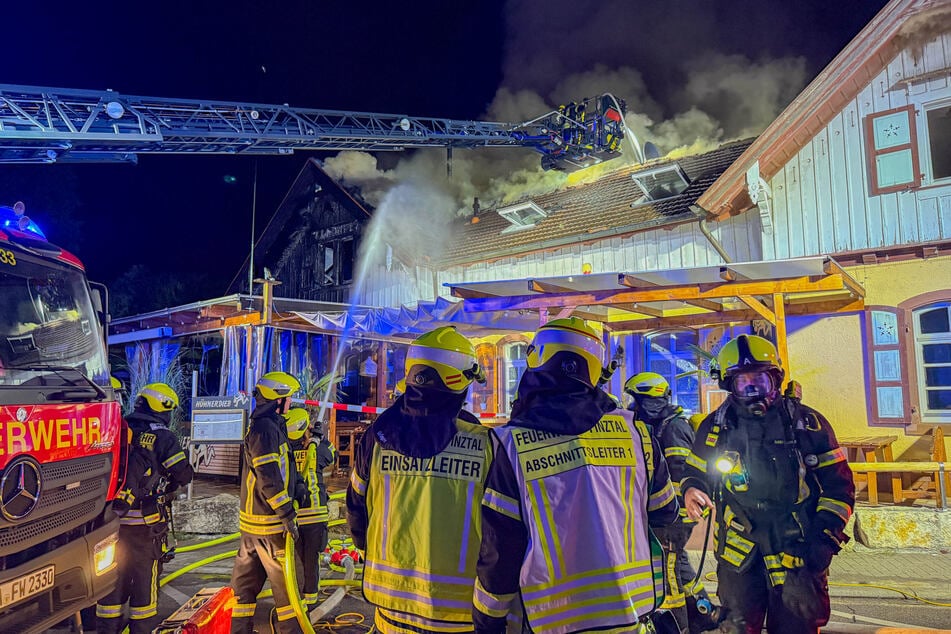 Die Feuerwehr war in der Nacht im Einsatz, um die letzten Glutnester zu löschen.