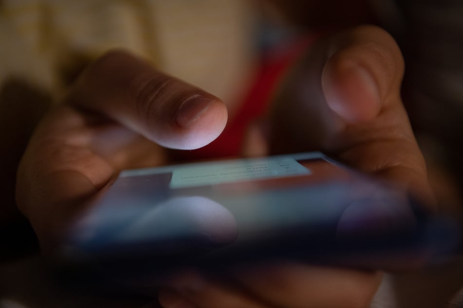 Die in Sachsen vernommenen Personen – sechs Männer und eine Frau – sollen mit Hass-Beiträgen im Internet auffällig geworden sein. (Symbolbild)