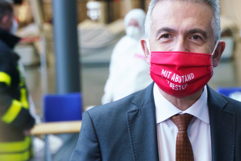 Das Foto vom 6. Dezember zeigt den Frankfurter Oberbürgermeister Peter Feldmann (SPD, 62) mit Corona-Maske.