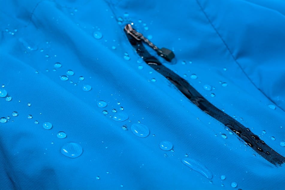 Regenjacke waschen und imprägnieren: Dann perlt das Wasser wieder ab.