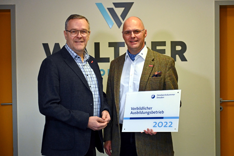 Ausgezeichnet: Handwerkskammer-Präsident Jörg Dittrich (53, l.) ehrte am Montag Metallbauer-Meister Falk Walther (56) für die Nachwuchsarbeit seiner Firma.