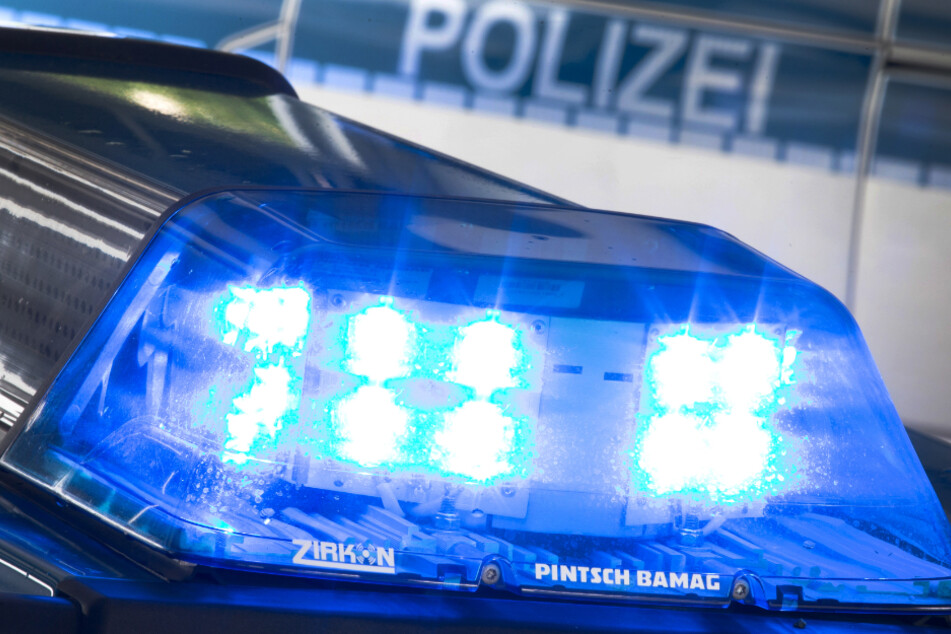 Ein Blaulicht leuchtet auf dem Dach eines Streifenwagens. Die Polizei bittet bei der Suche nach dem Vermissten um Hinweise aus der Bevölkerung. (Symbolfoto)