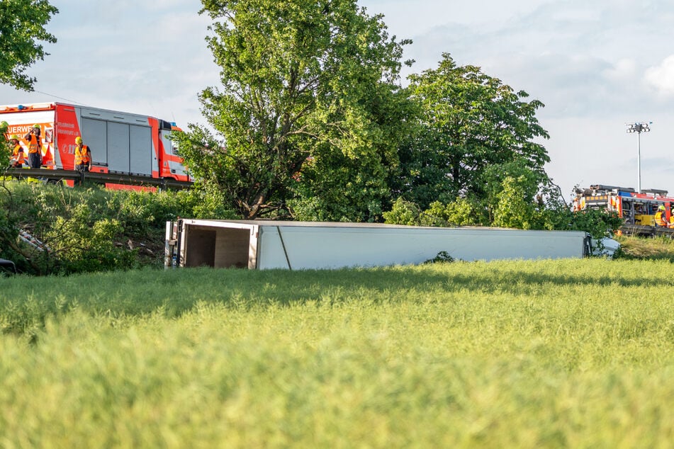 Aus dem Lastwagen-Wrack liefen Öl und Diesel in großer Menge aus, eine Verseuchung der Umwelt wird befürchtet.